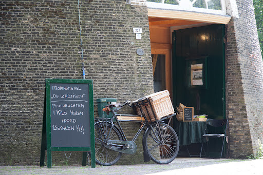 Winkelbediende bij de molenwinkel De Walvisch